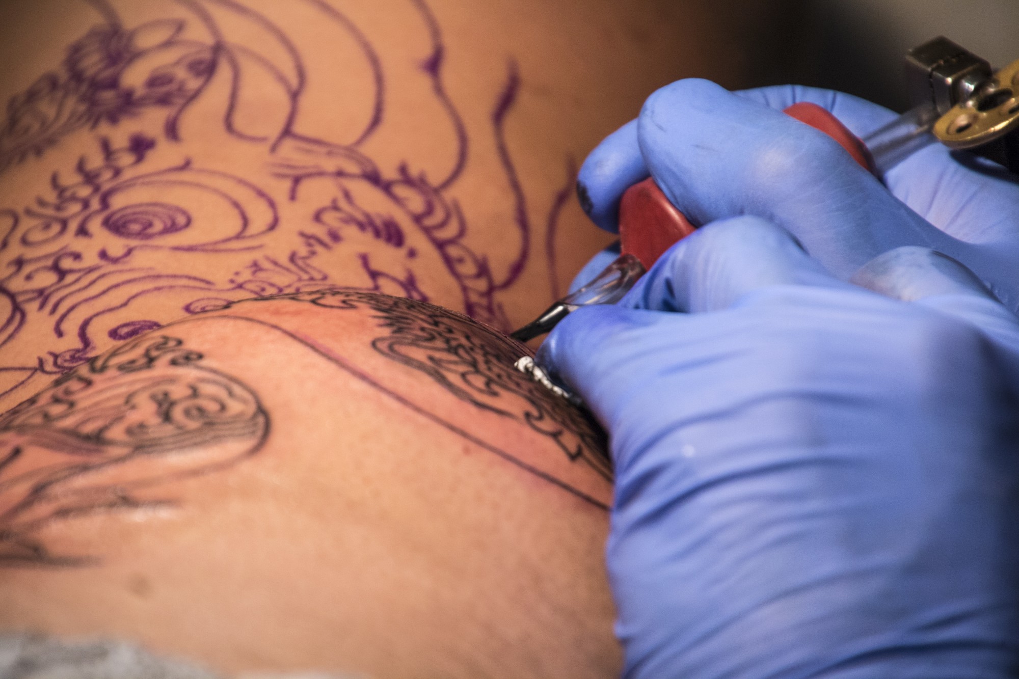 tattoo artist body draw