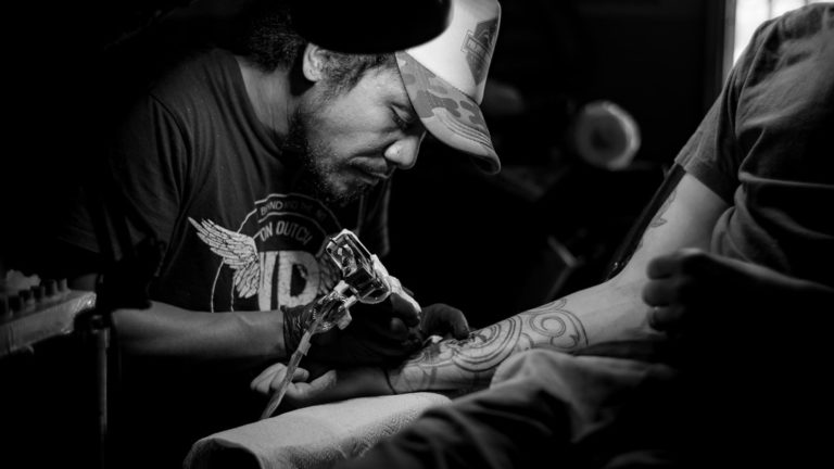 What Are the Benefits of Attending a Tattoo School?